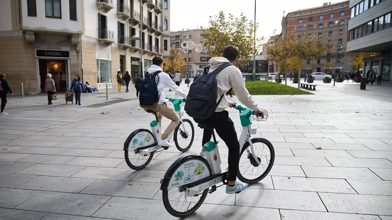 Puesto de aparcamiento de bicis eléctricas en Pamplona. IÑIGO ALZUGARAY