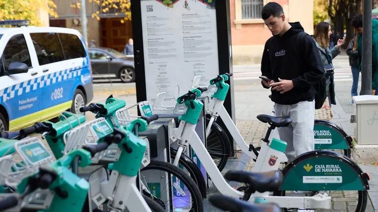Puesto de aparcamiento de bicis eléctricas en Pamplona. IÑIGO ALZUGARAY