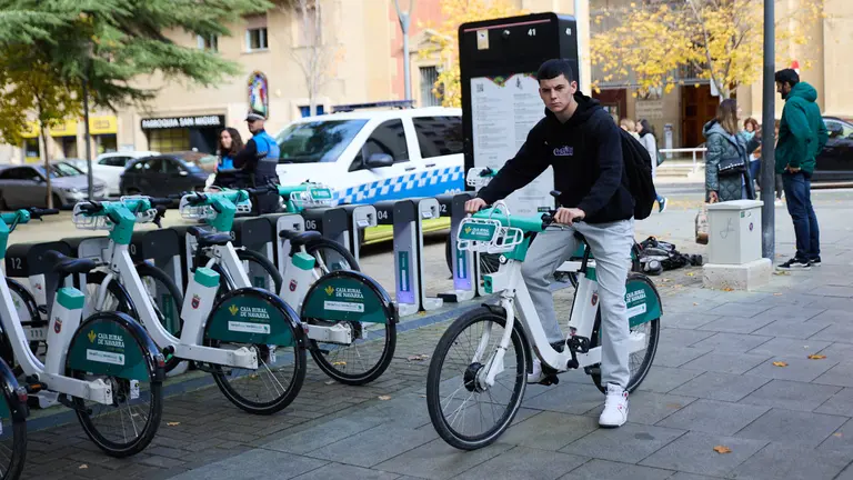Puesto de aparcamiento de bicis eléctricas en Pamplona. IÑIGO ALZUGARAY