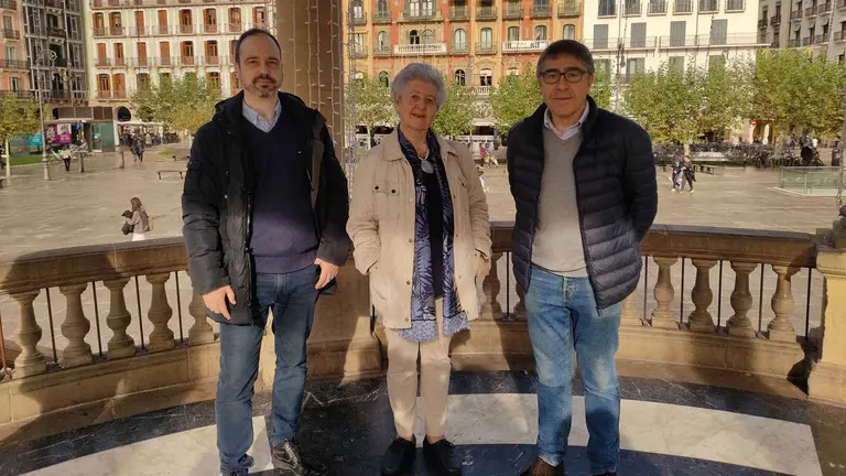 Eduardo López-Dóriga (Sociedad Civil Navarra), acompañado por Miguel Cornejo (Pompaelo) y Gema Garro (Doble12). en la presentación de la manifestación. NAVARRA.COM