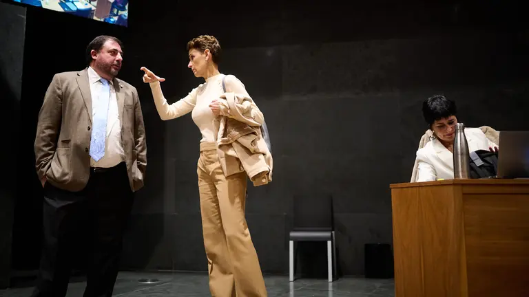 El presidente del Parlamento, Unai Hualde habla con la presidenta del Gobierno, María Chivite, junto a Laura Aznal, de EH Bildu minutos antes de comenzar el pleno del Parlamento. PABLO LASAOSA