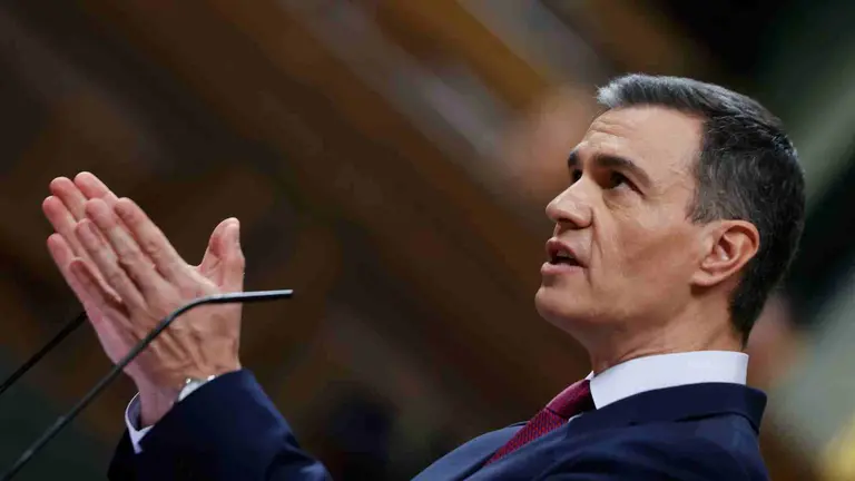 El presidente del Gobierno, Pedro Sánchez, se dirige a la Cámara en su discurso de investidura. EFE/Javier Lizón