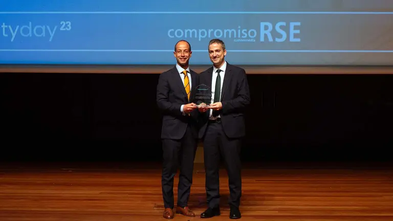 El director del colegio El Redín de Pamplona, Jorge Álvarez, recibe el premio. CEDIDA