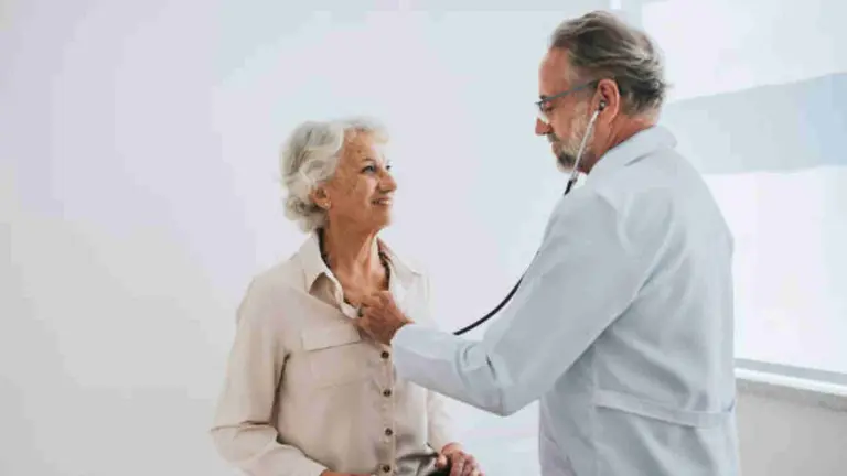 Un médico de atención primaria atiende a una paciente en un centro de salud. UNSPLASH / ARCHIVO