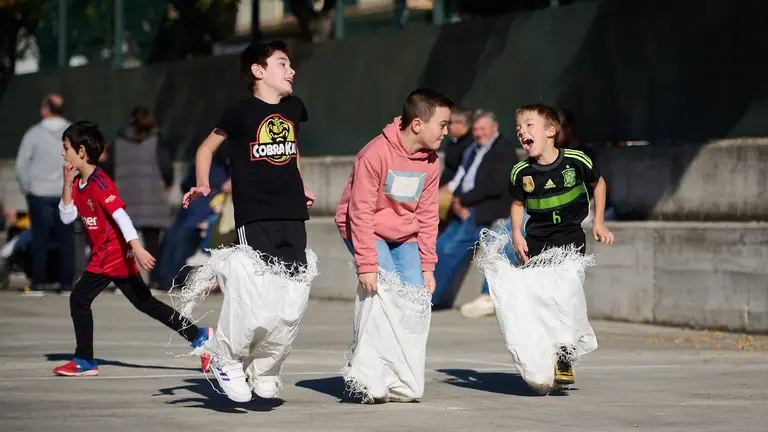 El colegio Esclavas del Sagrado Corazón celebra el día de su 75 aniversario con las familias del colegio y vecinos del barrio. PABLO LASAOSA
