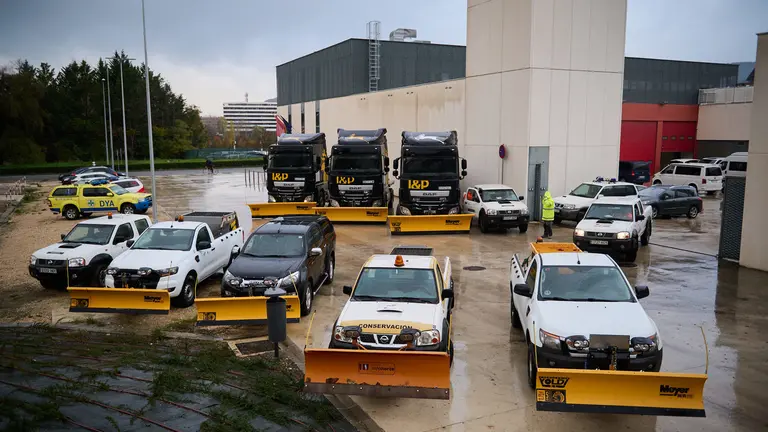 Miembros de la Comisión de Presidencia del Ayuntamiento de Pamplona visitan los depósitos de sal municipales para conocer los medios materiales y recursos personales que conforman el Plan de Nieves del Consistorio para este invierno 2023/2024. PABLO LASAOSA