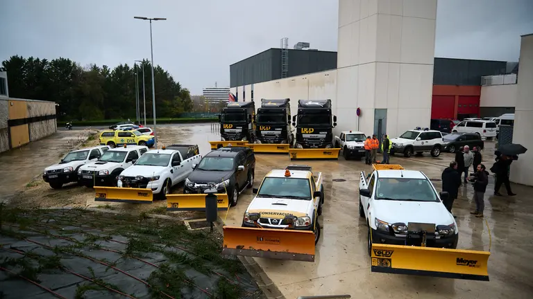 Miembros de la Comisión de Presidencia del Ayuntamiento de Pamplona visitan los depósitos de sal municipales para conocer los medios materiales y recursos personales que conforman el Plan de Nieves del Consistorio para este invierno 2023/2024. PABLO LASAOSA