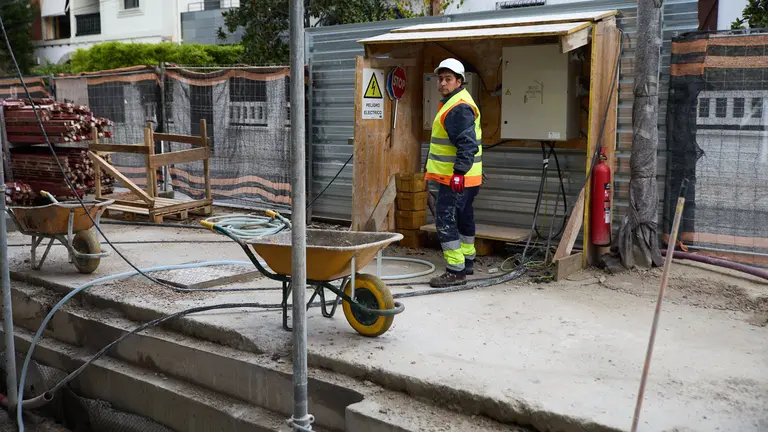 Uno operario de la construcción trabajan en las obras del civivox del Segundo Ensanche, en la plaza de Salesianos de Pamplona. IÑIGO ALZUGARAY