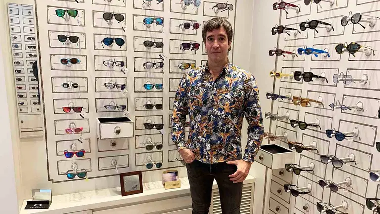 Iñaki Ucar en el interior de Óptica Navarra en Pamplona. Navarra.com