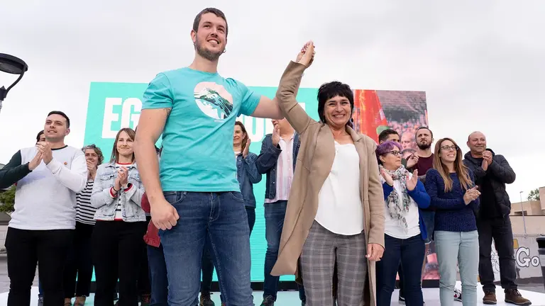 El alcalde de EH Bildu en Berriozar, Iker Mariezkurrena, junto a la parlamentaria de EH Bildu, Laura Aznal. @Laura_Aznal