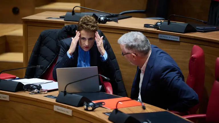 María Chivite junto a Félix Taberna durante la celebración del pleno. PABLO LASAOSA