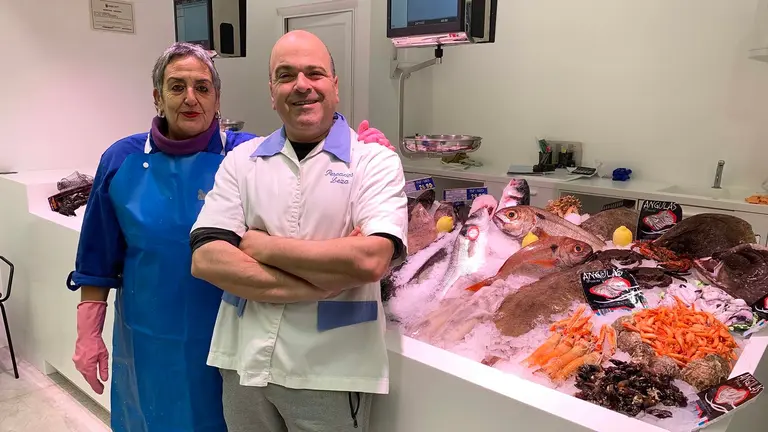 Nati y Eduardo en la pescadería Leza de Pamplona. Navarra.com