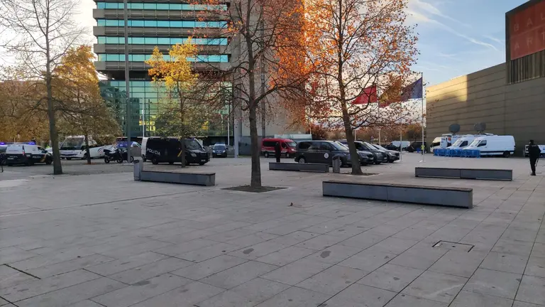 Imagen de la plaza de la Constitución, en el Baluarte, donde decenas de cuerpos policiales se encuentran con motivo de la reunión de los ministros de Igualdad de la UE. Navarra.com