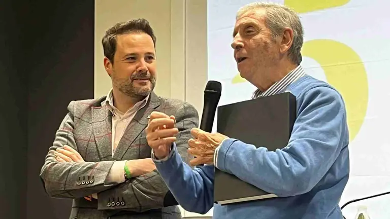 El exalcalde de Tudela, Luis Campoy se dirige a los asistentes en presencia del actual alcalde, Alejandro Toquero. AYUNTAMIENTO DE TUDELA