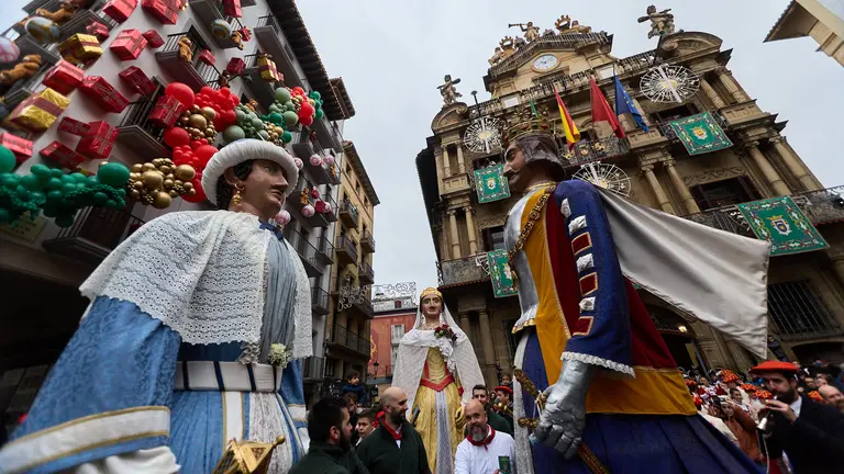 Salida de la Comparsa de Gigantes y Cabezudos por las calles de Pamplona motivo de la celebración de San Saturnino, patrón de la ciudad. IÑIGO ALZUGARAY
