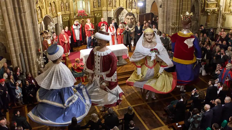 Los Gigantes de Pamplona bailan en el interior de la iglesia de San Saturnino con motivo del 600 Aniversario del Privilegio de la Unión de la ciudad. IÑIGO ALZUGARAY