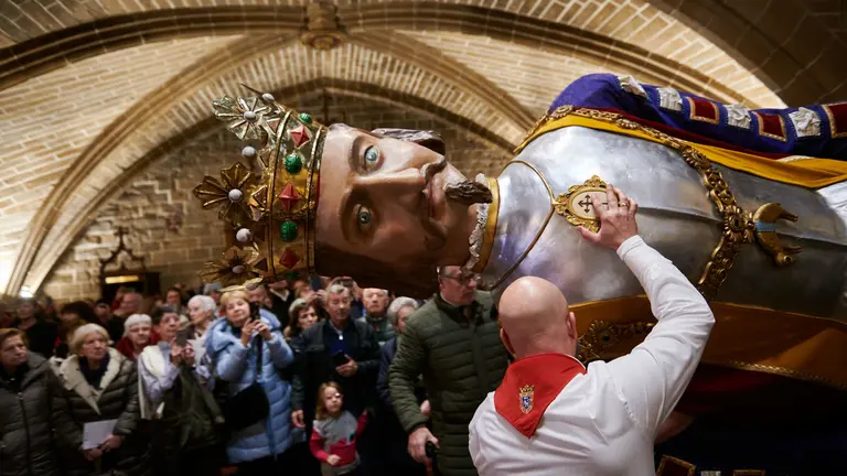 La Comparsa de Gigantes y Cabezudos baila dentro de la iglesia de San Saturnino durante su día grande. PABLO LASAOSA