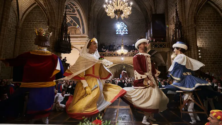 La Comparsa de Gigantes y Cabezudos baila dentro de la iglesia de San Saturnino durante su día grande. PABLO LASAOSA