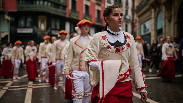 La Corporación Municipal acompañada por los Dantzaris de Duguna y la Comparsa de Gigantes y Cabezudos de Pamplona en procesión en honor a San Saturnino en su día grande. PABLO LASAOSA