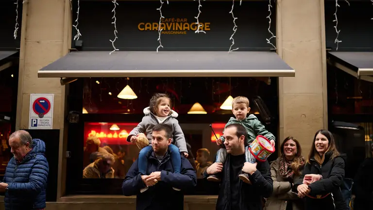 La Corporación Municipal acompañada por los Dantzaris de Duguna y la Comparsa de Gigantes y Cabezudos de Pamplona en procesión en honor a San Saturnino en su día grande. PABLO LASAOSA