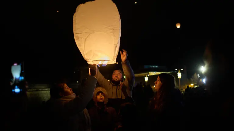 Lanzamiento de 4.000 farolillos desde la explanada de la Vuelta del Castillo con motivo de la festividad de San Saturnino y la celebraci&oacute;n del D&iacute;a de Pamplona. I&Ntilde;IGO ALZUGARAY