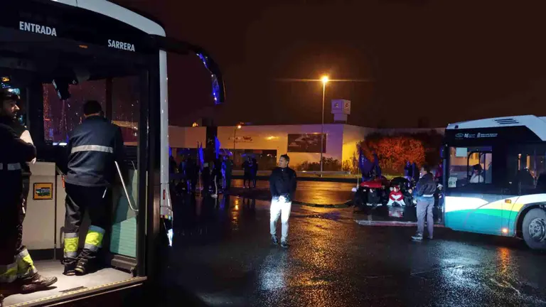 Piquetes informativos impiden la salida de las villavesas de las cocheras de Ezcaba para dar comienzo al servicio en la jornada de huelga feminista convocado por media docena de sindicatos. NAVARRA.COM