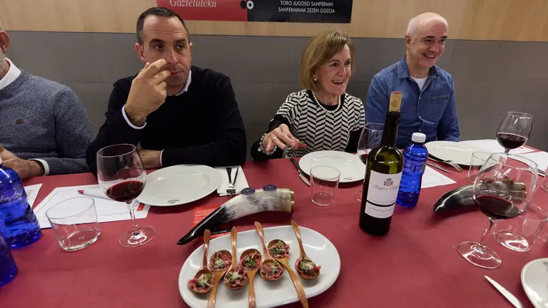 Premio al Toro más jugoso de la Feria del Toro 2023 de la sociedad Gazteluleku, este año cocinado por Aaron Ortiz, reciente estrella Michelin, del Restaurante Kabo de Pamplona. IÑIGO ALZUGARAY