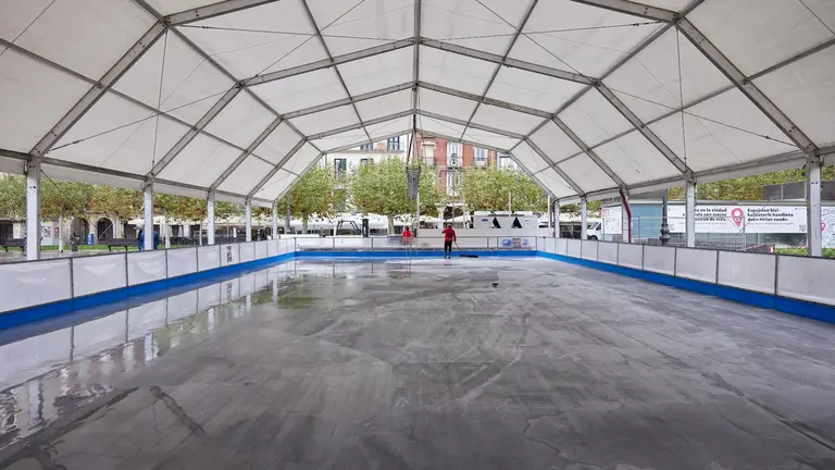 La Plaza del Castillo de Pamplona acoge una pista de patinaje sobre hielo para Navidad de 390 metros cuadrados, que permanecerá abierta hasta el 6 de enero (4)