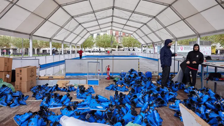 La Plaza del Castillo de Pamplona acoge una pista de patinaje sobre hielo para Navidad de 390 metros cuadrados, que permanecerá abierta hasta el 6 de enero (5)