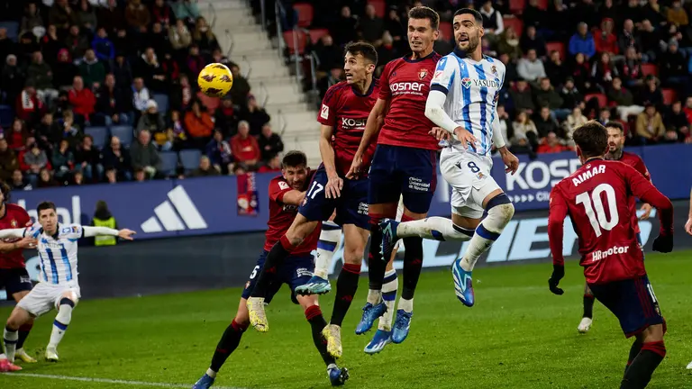 Partido de La Liga EA Sports entre CA Osasuna y Real Sociedad disputado en el estadio de El Sadar en Pamplona. IÑIGO ALZUGARAY