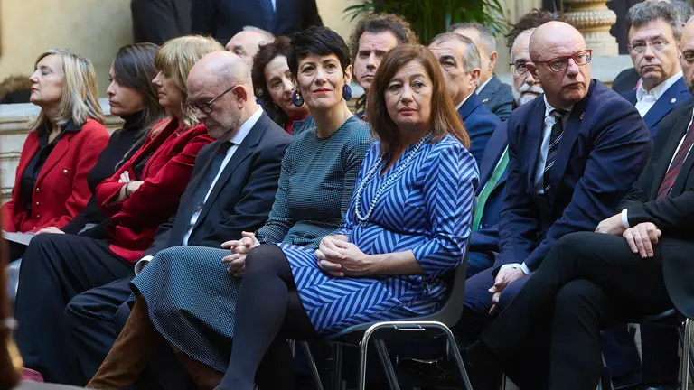 Con motivo de la celebración del Día de Navarra, la presidenta del Gobierno foral, María Chivite, preside el acto de la entrega de la Medalla de Oro de Navarra 2023 al centro en Pamplona de la Universidad Nacional de Educación a Distancia (UNED), que este año cumple el 50 aniversario de su creación. En el acto han estado presentes la presidenta del Congreso de los Diputados, Francina Armengol, y la ministra de Inclusión, Seguridad Social y Migraciones, Elma Saiz, y el presidente del Parlamento de Navarra, Unai Hualde, entre otras autoridades. IÑIGO ALZUGARAY