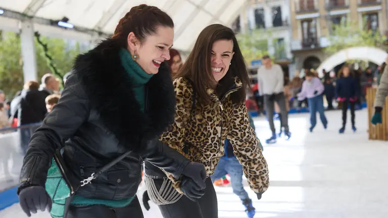 Pista de patinaje sobre hielo en la Plaza del Castillo de Pamplona. IÑIGO ALZUGARAY