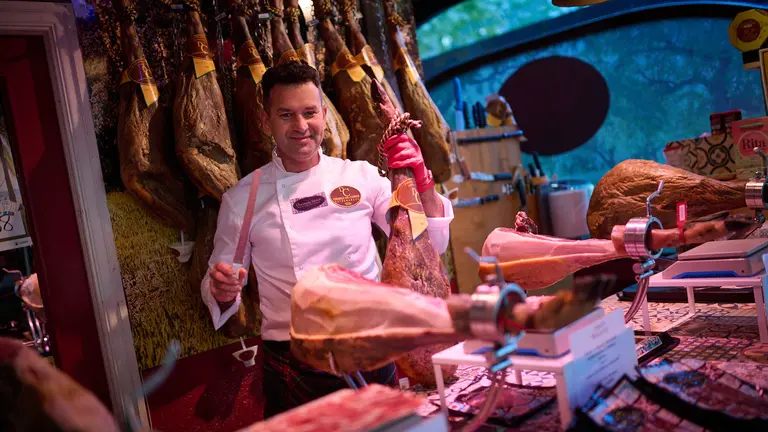 Román García de Vinuesa de la Chacinería Ibérica, en la calle Iturrama, 45. PABLO LASAOSA