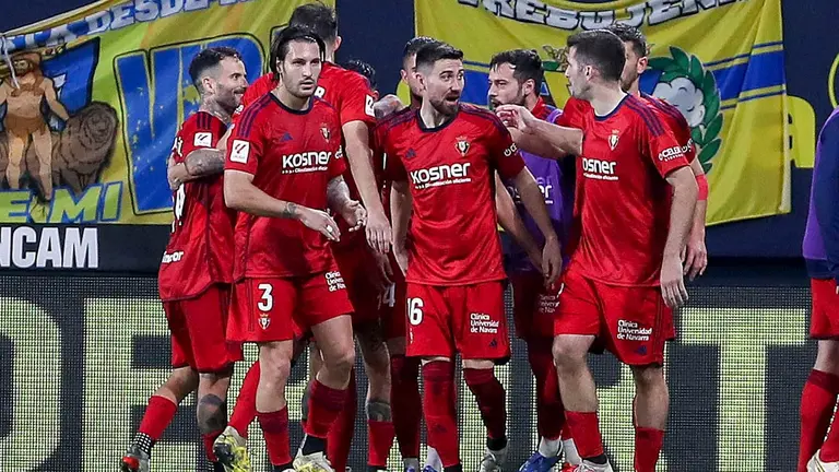 Los jugadores de Osasuna celebran el primer gol de su equipo anotado por Ante Budimir durante el partido de Liga que enfrenta al Cádiz CF y el Club Atlético Osasuna en el Estadio Nuevo Mirandilla. EFE/Román Ríos
