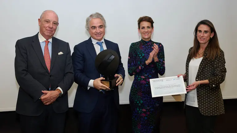 El presidente de la Cámara Navarra, Javier Taberna (i), la presidenta de la Comunidad Foral, María Chivite (2d) y la directora territorial de Caixabank en Navarra Isabel Moreno (1d), han participado este martes en la capital navarra en la entrega de los Premios Cámara Navarra 2023. El presidente de CNTA, Rafael Pérez Ruiz (2i), ha recibido el premio Especial. EFE/Iñaki Porto