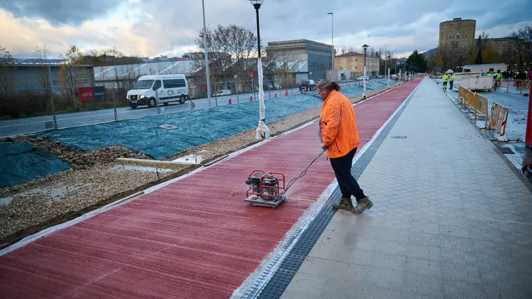Obras de la conexión ciclable y peatonal entre el colegio Luis Amigó y el nudo de las calles Tajonar y Sadar. PABLO LASAOSA