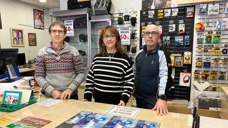 Javier, Mirentxu y José Ángel en la tienda Foto Avenida de Pamplona.