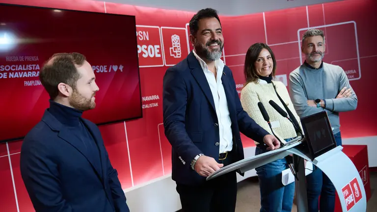 Ramón Alzórriz comparece junto a los concejales socialistas en el Ayuntamiento de Pamplona por la moción de censura que ha hecho con EH Bildu. PABLO LASAOSA