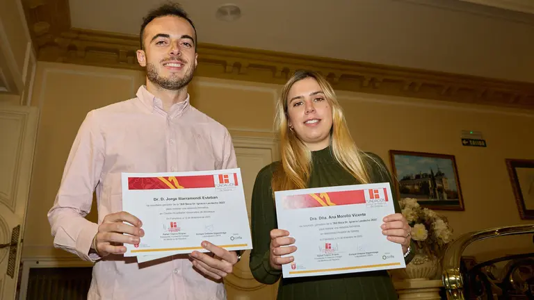 El Colegio de Médicos de Navarra entrega las dos becas Dr. Ignacio Landecho de apoyo a la formación MIR 2023 a Ana Morelló y Jorge Illarramendi. IÑIGO ALZUGARAY