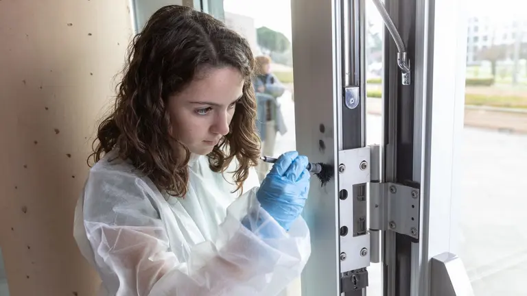 Imagen de archivo de una de las jóvenes inspeccionando la escena del crimen. MANUEL CASTELLS / MUN