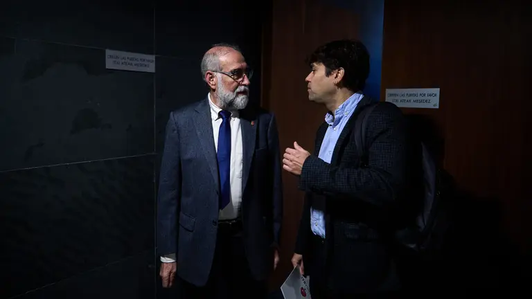 El consejero de Salud, Fernando Domínguez junto a Pablo Azcona de Geroa Bai. PABLO LASAOSA