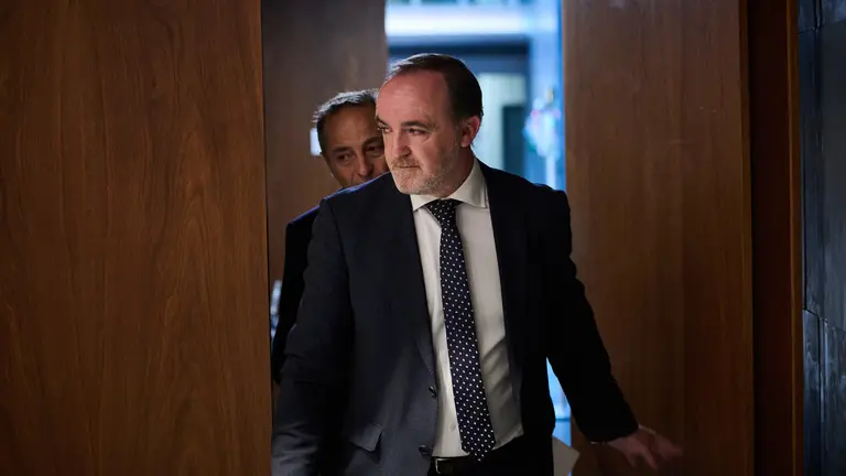 Esparza, de UPN, accede al salón de plenos del Parlamento. PABLO LASAOSA