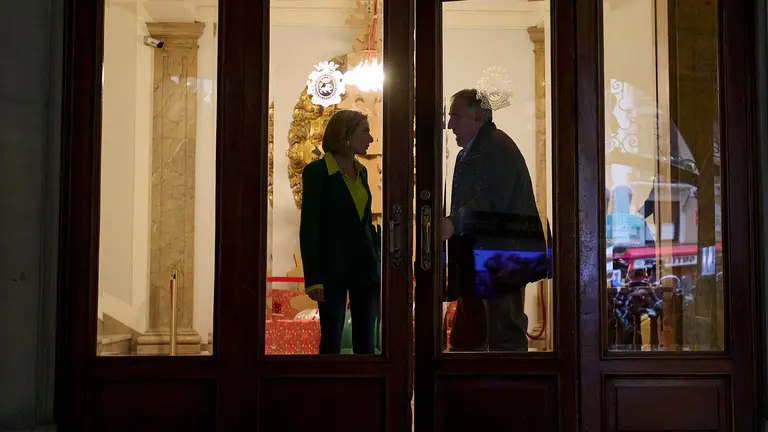 Joseba Asirón (d) e Idoia Zabaleta (i), de EHBildu, salen del ayuntamiento de Pamplona ante la moción de censura presentada por el partido con el apoyo de PSN, Contigo Zurekin y Geroa Bai contra la alcaldesa de Pamplona Cristina Ibarrola. EFE/Iñaki Porto