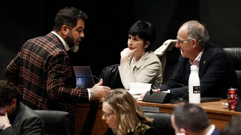El portavoz del grupo parlamentario del PSN, Ramón Alzorriz junto a los parlamentarios de EH Bildu Adolfo Araiz (d) y Laura Aznal (i) en el inicio del Pleno del Parlamento celebrado este lunes. EFE/ Jesús Diges
