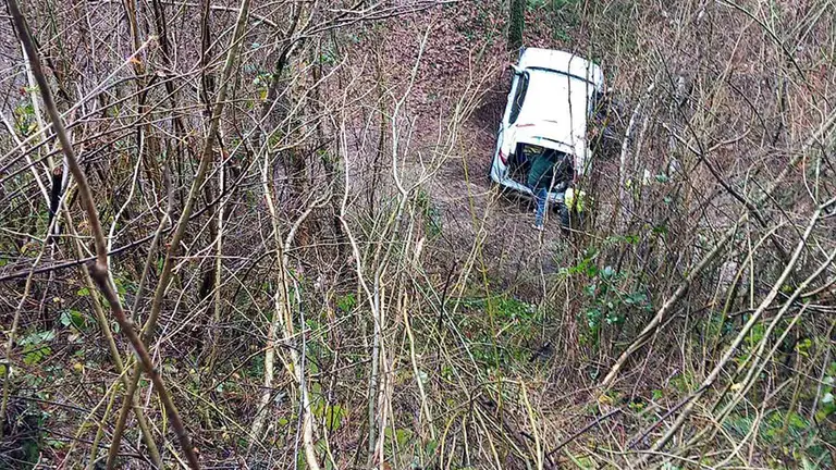 El conductor del vehículo salvó la vida de milagro tras caer por un terraplén de 30 metros. BOMBEROS DE NAVARRA