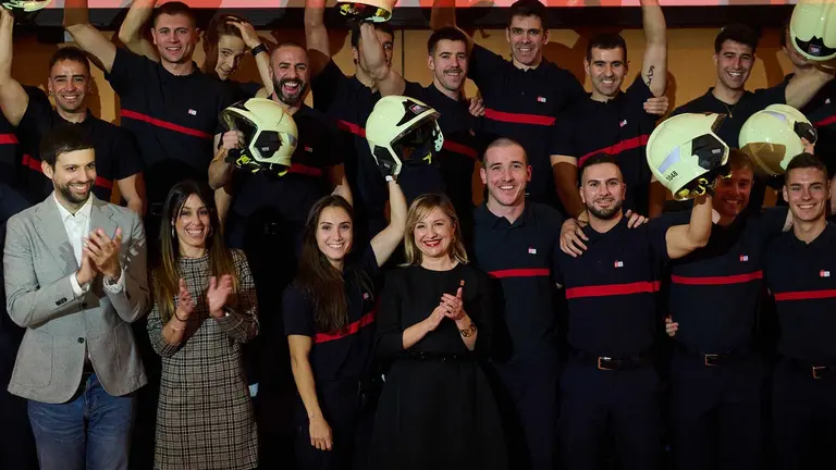 La consejera López junto a parte de la promoción de nuevos bomberos. CEDIDA