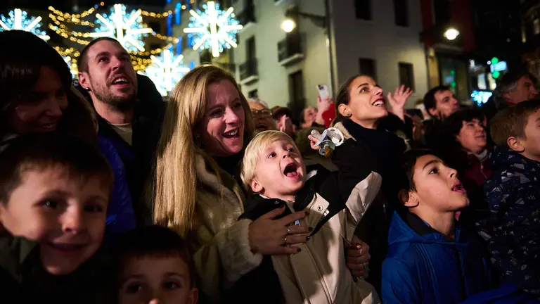 Pregón de Navidad en Pamplona con los cinco cabezudos de la comparsa. El ‘Alcalde’, el ‘Concejal’, la ‘Abuela’, el ‘Japonés’ y la ‘Japonesa’ que han dado  la bienvenida a la Navidad. PABLO LASAOSA