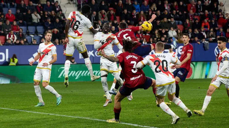 Partido de La Liga EA Sports entre CA Osasuna y Rayo Vallecano disputado en el estadio de El Sadar en Pamplona. IÑIGO ALZUGARAY