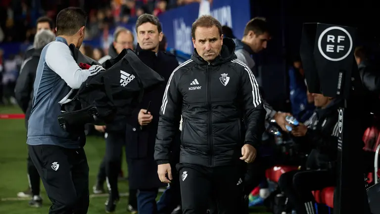 Jagoba Arrasate (entrenador CA Osasuna) durante el partido de La Liga EA Sports entre CA Osasuna y Rayo Vallecano disputado en el estadio de El Sadar en Pamplona. IÑIGO ALZUGARAY