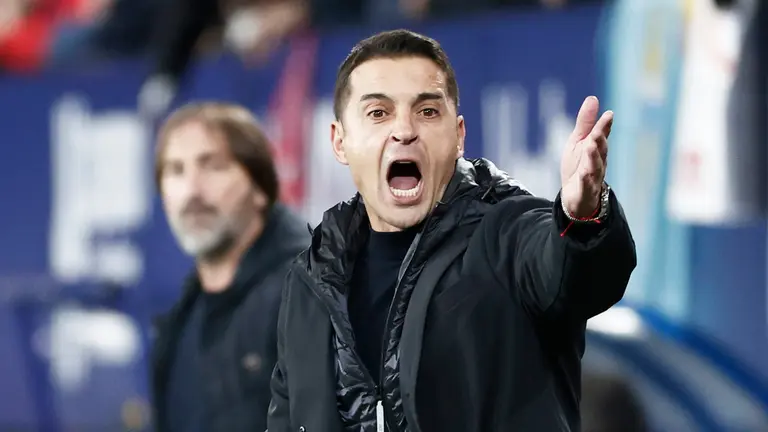 El entrenador del Rayo Vallecano, Francisco Rodríguez, ante Osasuna en El Sadar. EFE/ Jesus Diges